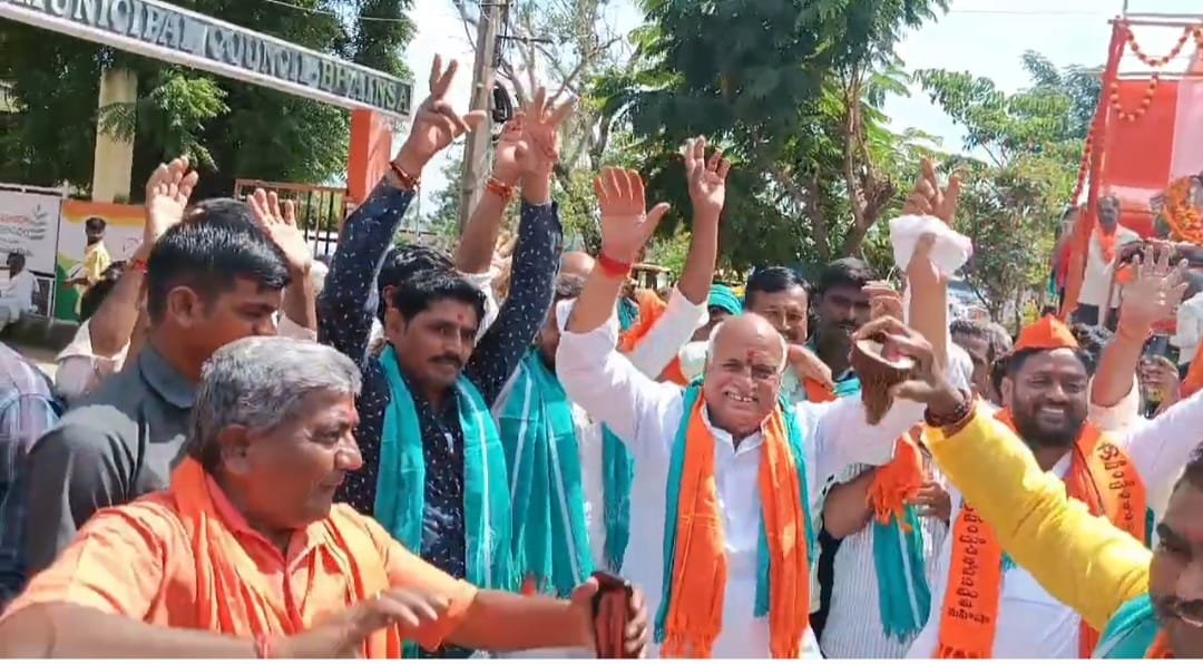 Alt Name: MLA Patel dancing in Ganesh immersion festival