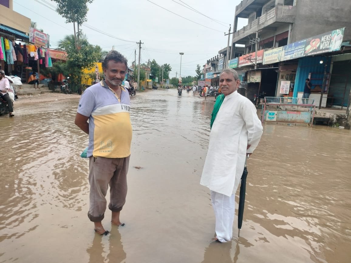 Alt Name: ముధోల్ ప్రధాన రహదారి వర్షం కారణంగా నీటితో నిండిన దృశ్యం.