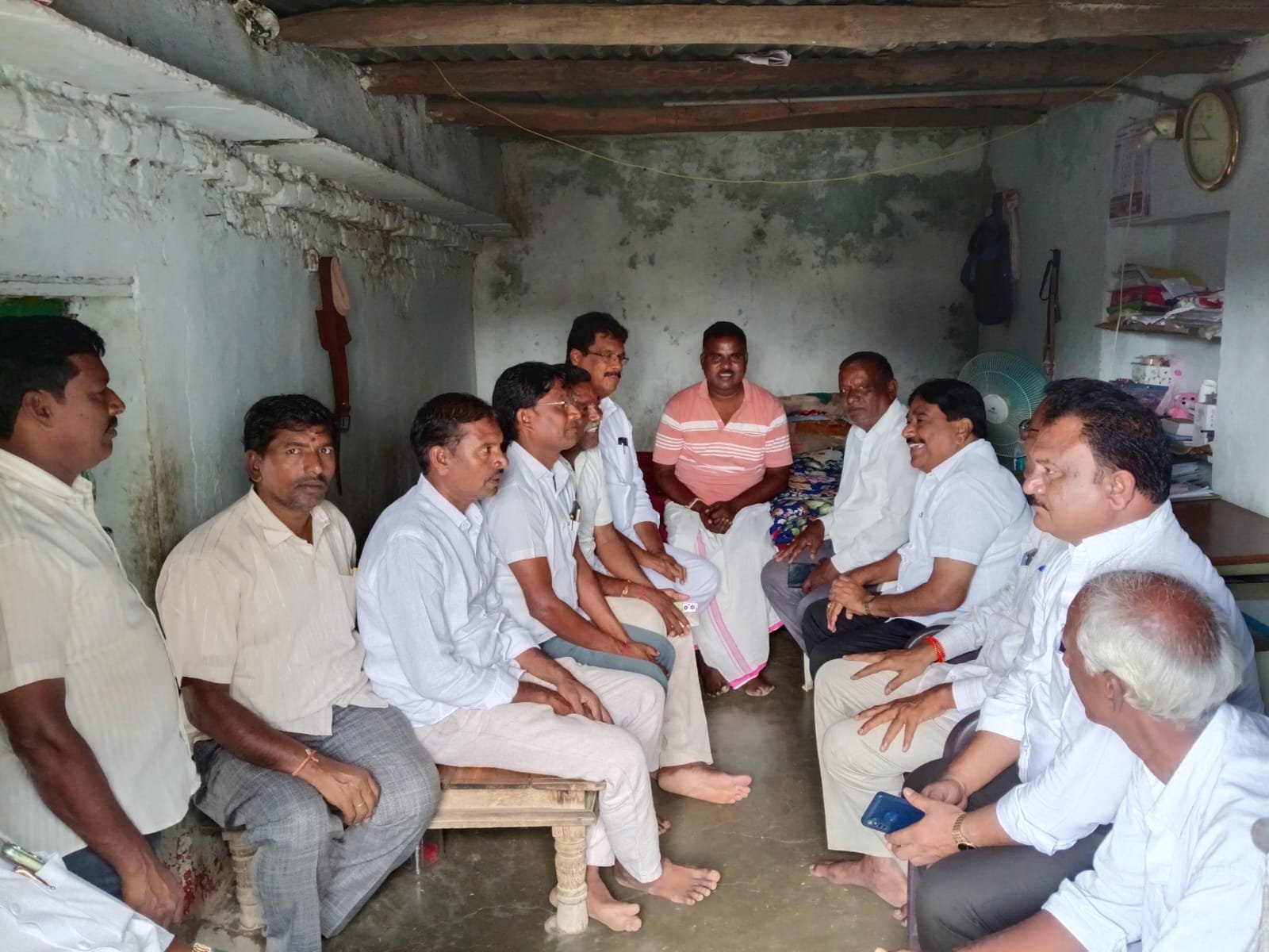 బిఆర్ఎస్ నాయకులు బాధిత కుటుంబాలను పరామర్శించుట