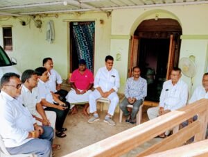 బిఆర్ఎస్ నాయకులు బాధిత కుటుంబాలను పరామర్శించుట