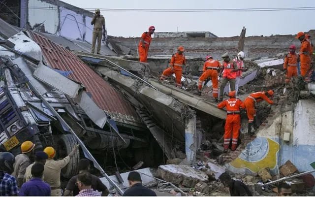 ఉత్తరప్రదేశ్ లోని లక్నోలో కుప్పకూలిన భవనం