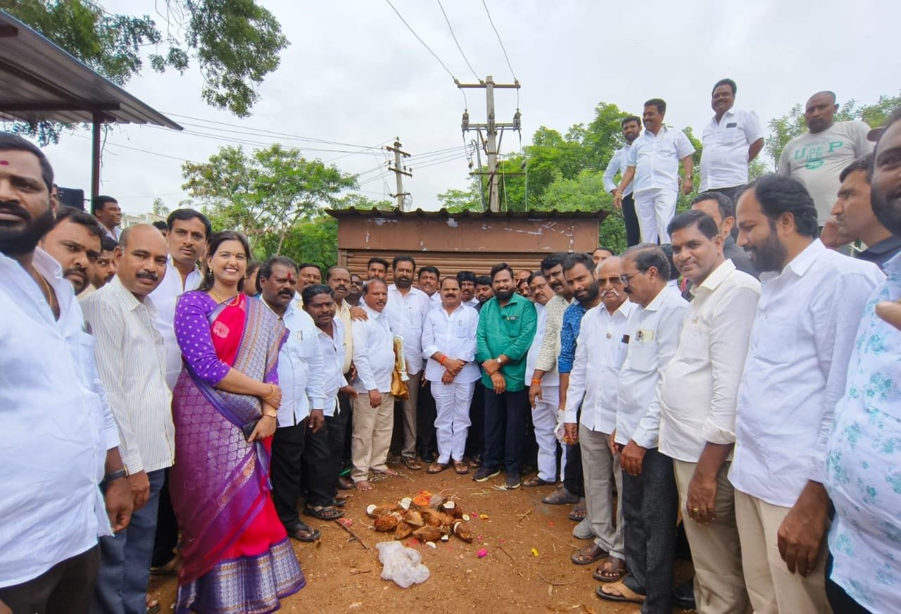 రాజాబహదూర్ వెంకటరాంరెడ్డి విగ్రహ శంకుస్థాపనలో ఎమ్మెల్యే శంకర్, ప్రతాప్ రెడ్డి, ఇతర ప్రముఖులు.