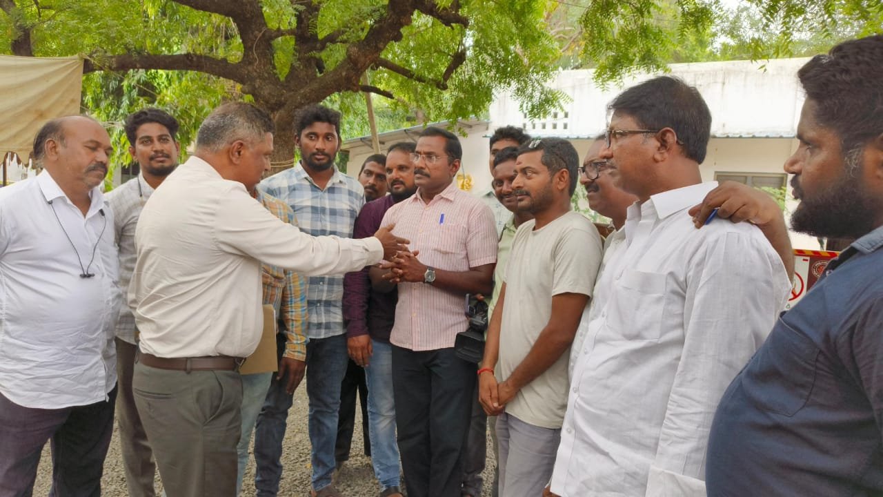 గుంటూరు పోలీస్ కార్యాలయంలో జర్నలిస్టుల నిరసన