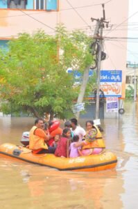 మంత్రి సవిత వరద సహాయక చర్యల్లో భాగంగా బోటులో బాధితులను రక్షిస్తూ.







