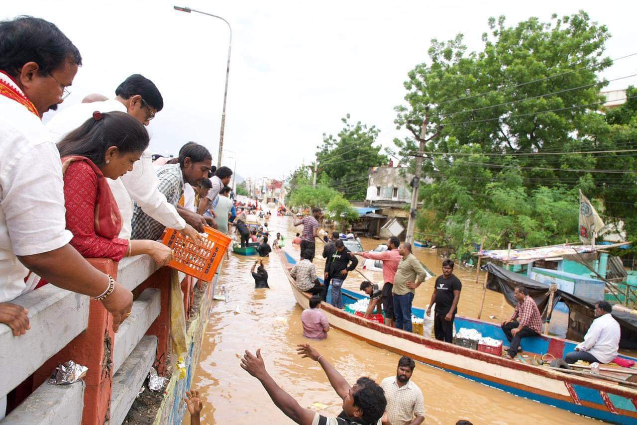 : విజయవాడలో వరద బాధితులకు దివీస్ సంస్థ అల్పాహారం మరియు భోజనాలు పంపిణీ.