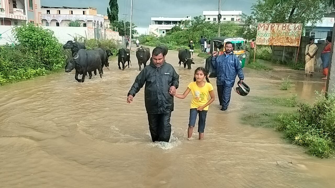 కళ్యాణి గ్రామంలో వరద నీరు చేరిన ఇండ్లు