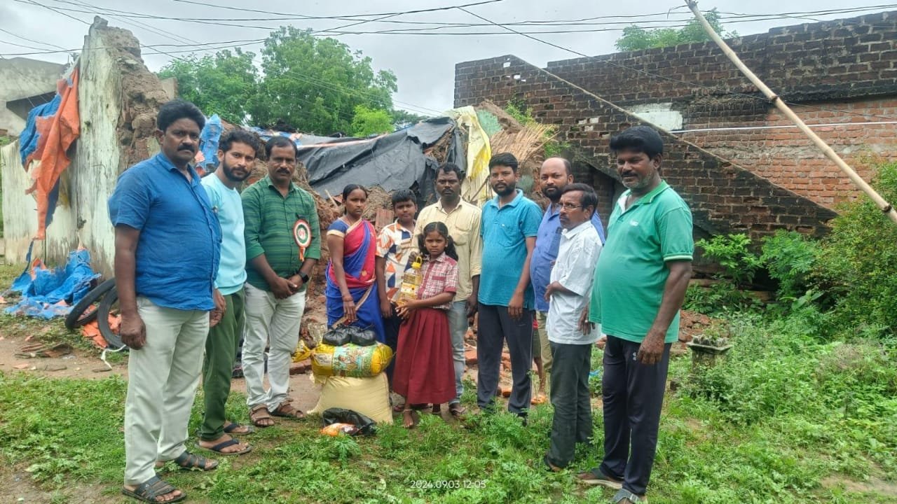 : వడ్నాల భుమేష్ కుటుంబానికి నిత్యవసర వస్తువులు అందజేస్తున్న మా అమ్మానాన్న ఫౌండేషన్