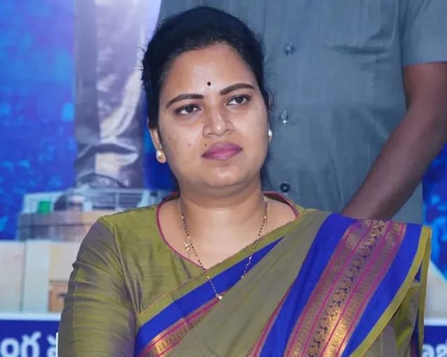 మాజీ మంత్రి విడదల రజినిపై ఫిర్యాదు