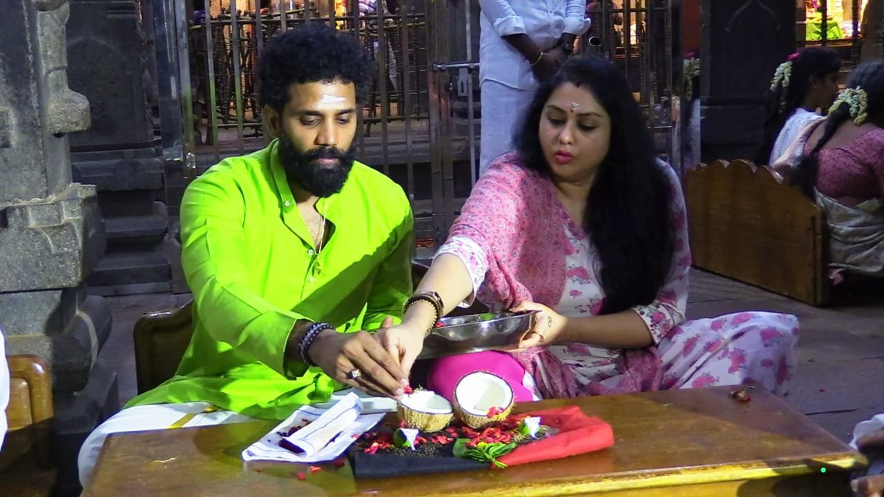 Alt Name: నమిత శ్రీకాళహస్తీ దేవస్థానం సందర్శన