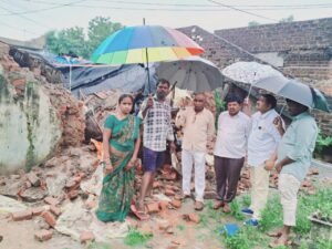  Tehsildar Mothiram Inspects Collapsed House Mudholl







