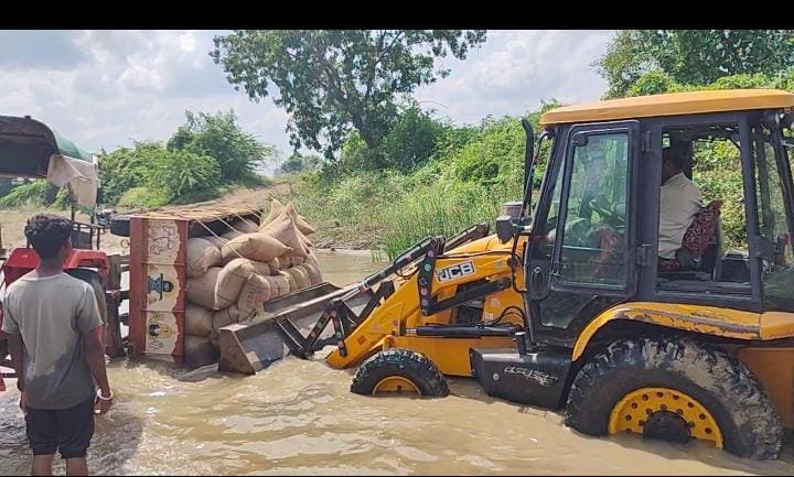 రైతులు వంతెన నిర్మాణానికి డిమాండ్ చేస్తున్న దృశ్యం