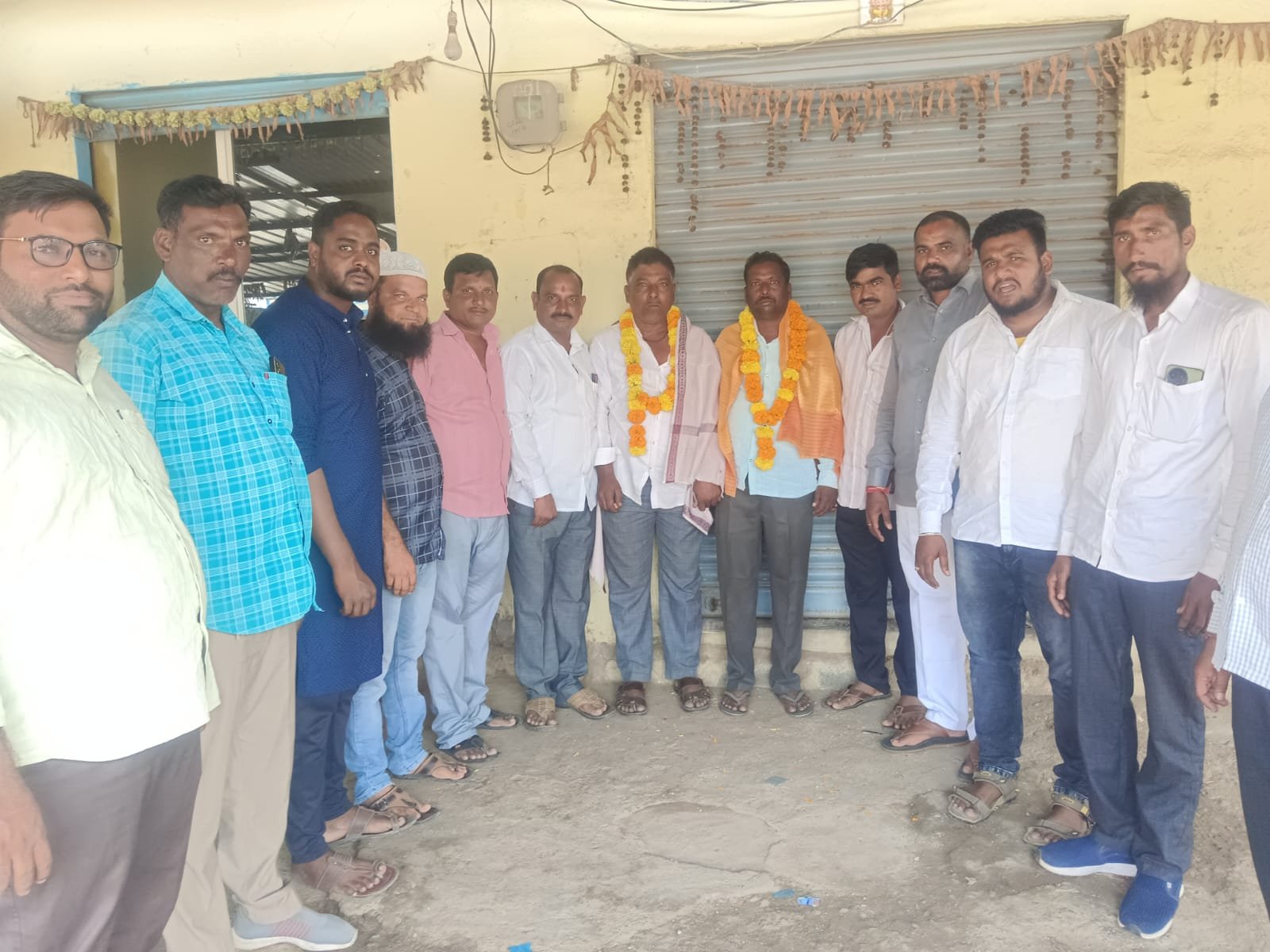 మార్కెట్ కమిటీ డైరెక్టర్ అంబాదాస్ పవార్ సన్మానం