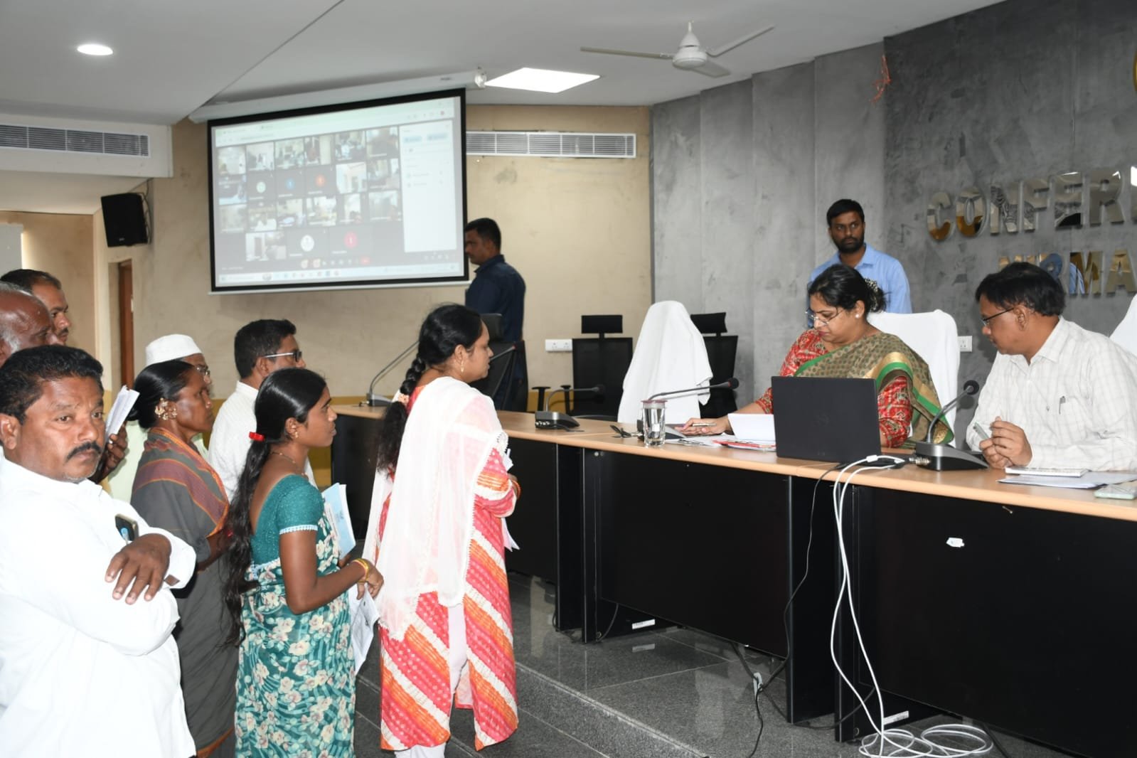 : జిల్లా కలెక్టర్ ప్రజావాణి సమావేశంలో ప్రజలతో మాట్లాడుతున్న దృశ్యం.