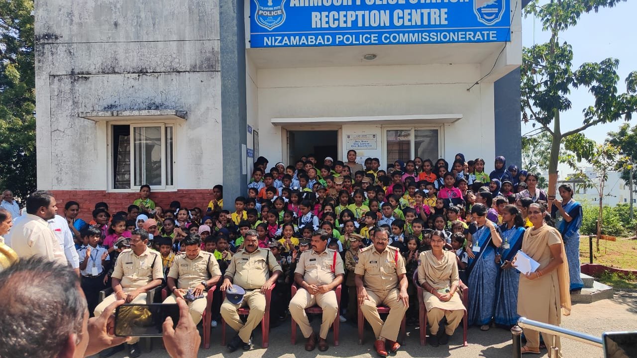 కృష్ణవేణి హైస్కూల్ పోలీస్ స్టేషన్ సందర్శన