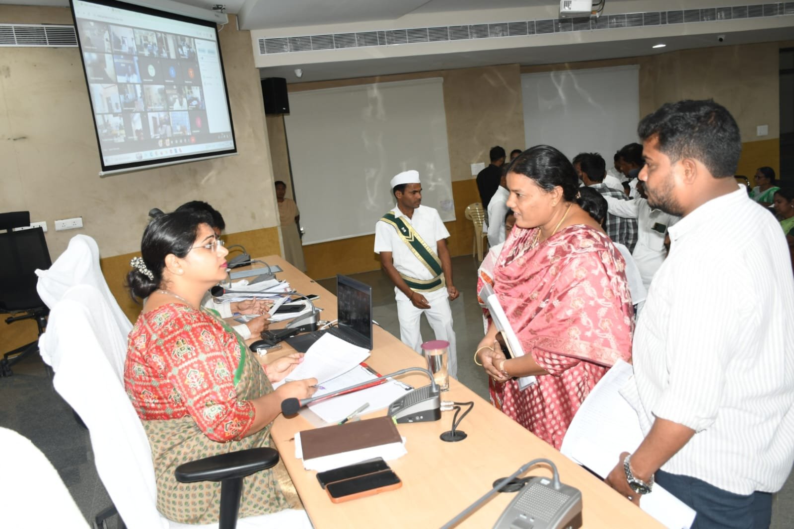 : జిల్లా కలెక్టర్ ప్రజావాణి సమావేశంలో ప్రజలతో మాట్లాడుతున్న దృశ్యం.