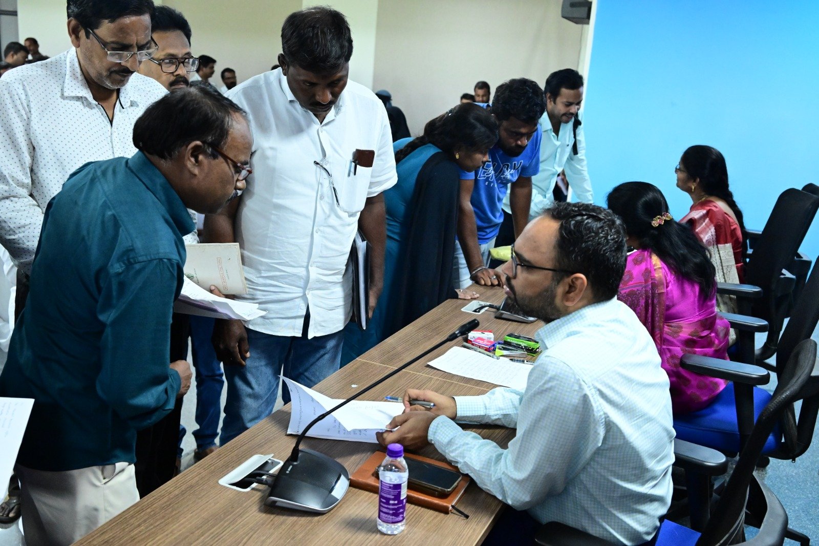 జిల్లా కలెక్టర్ ప్రజావాణి సమావేశంలో ప్రజలతో మాట్లాడుతున్న దృశ్యం.