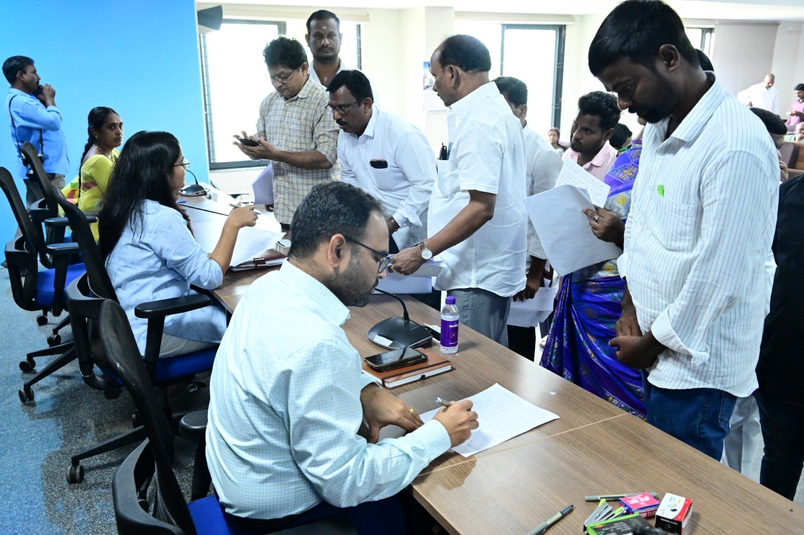  జిల్లా కలెక్టర్ ప్రజావాణి సమావేశంలో ప్రజలతో మాట్లాడుతున్న దృశ్యం.