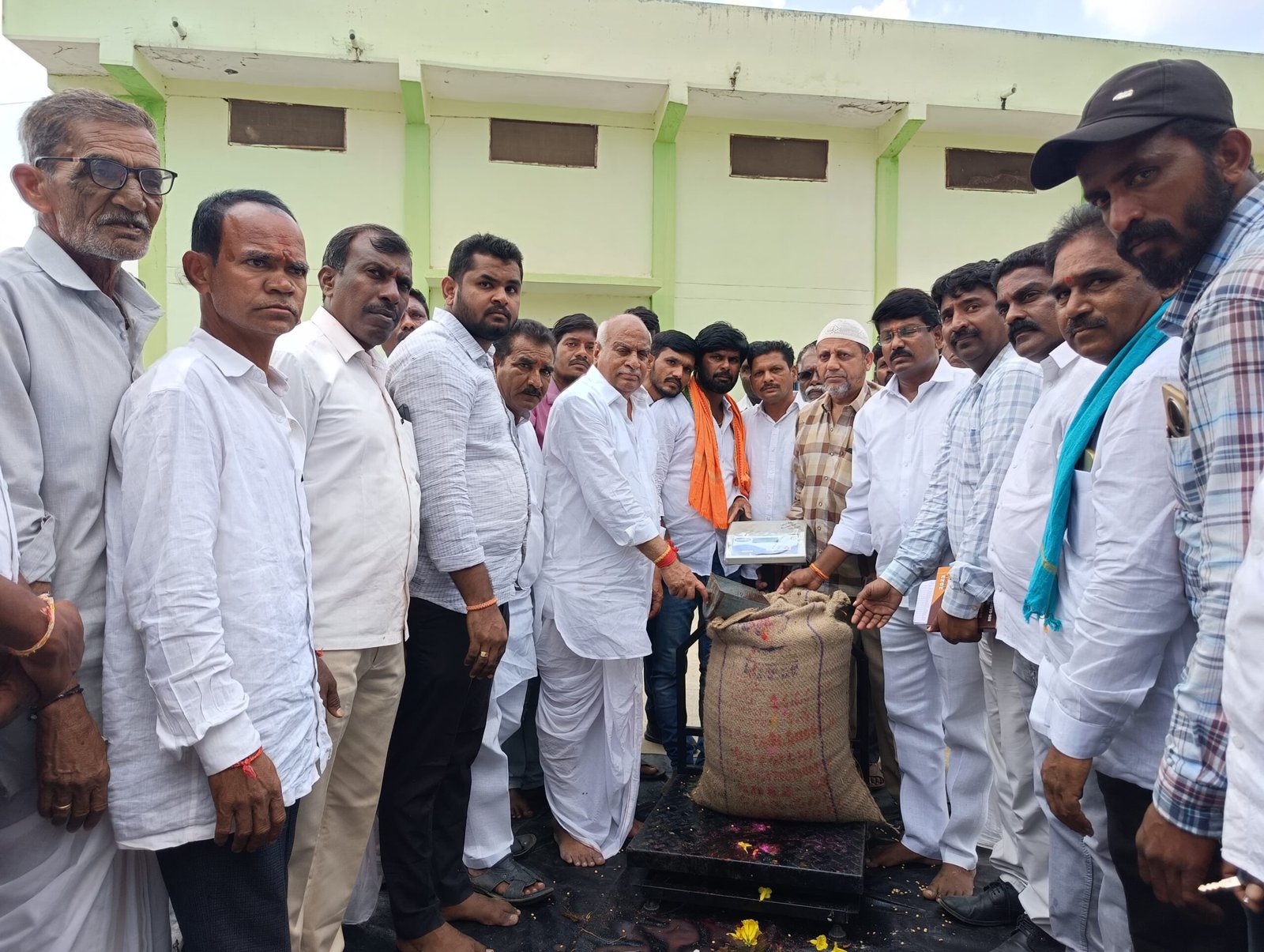రైతులు సోయా కొనుగోలు కేంద్రాలలో పాల్గొనడం