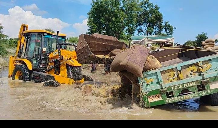 రైతులు వంతెన నిర్మాణానికి డిమాండ్ చేస్తున్న దృశ్యం