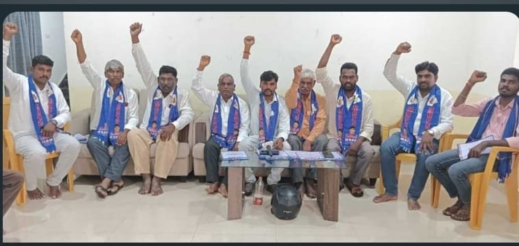 : రూసేగాం భూమయ్య మాట్లాడుతూ ఉన్న దృశ్యం