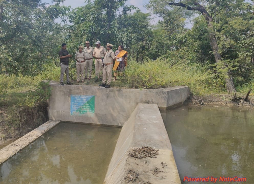  చిరుత పులి ముద్రల పరిశీలనలో అటవీ అధికారులు.