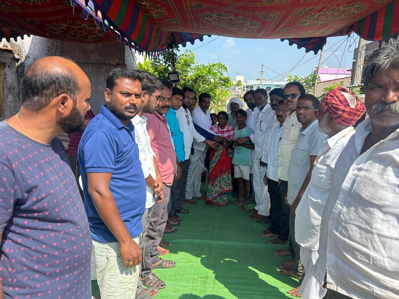 అంత్యక్రియలకు ఆర్థిక సహాయం చేసి మానవత్వం చాటుకున్న ఎమ్మెల్యే