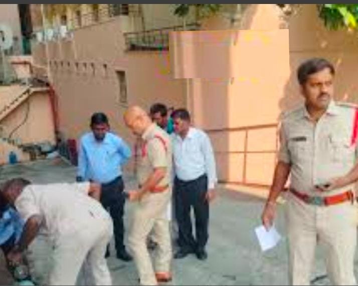 తిరుపతిలోని హోటళ్లలో బాంబు బెదిరింపులతో తనిఖీలు