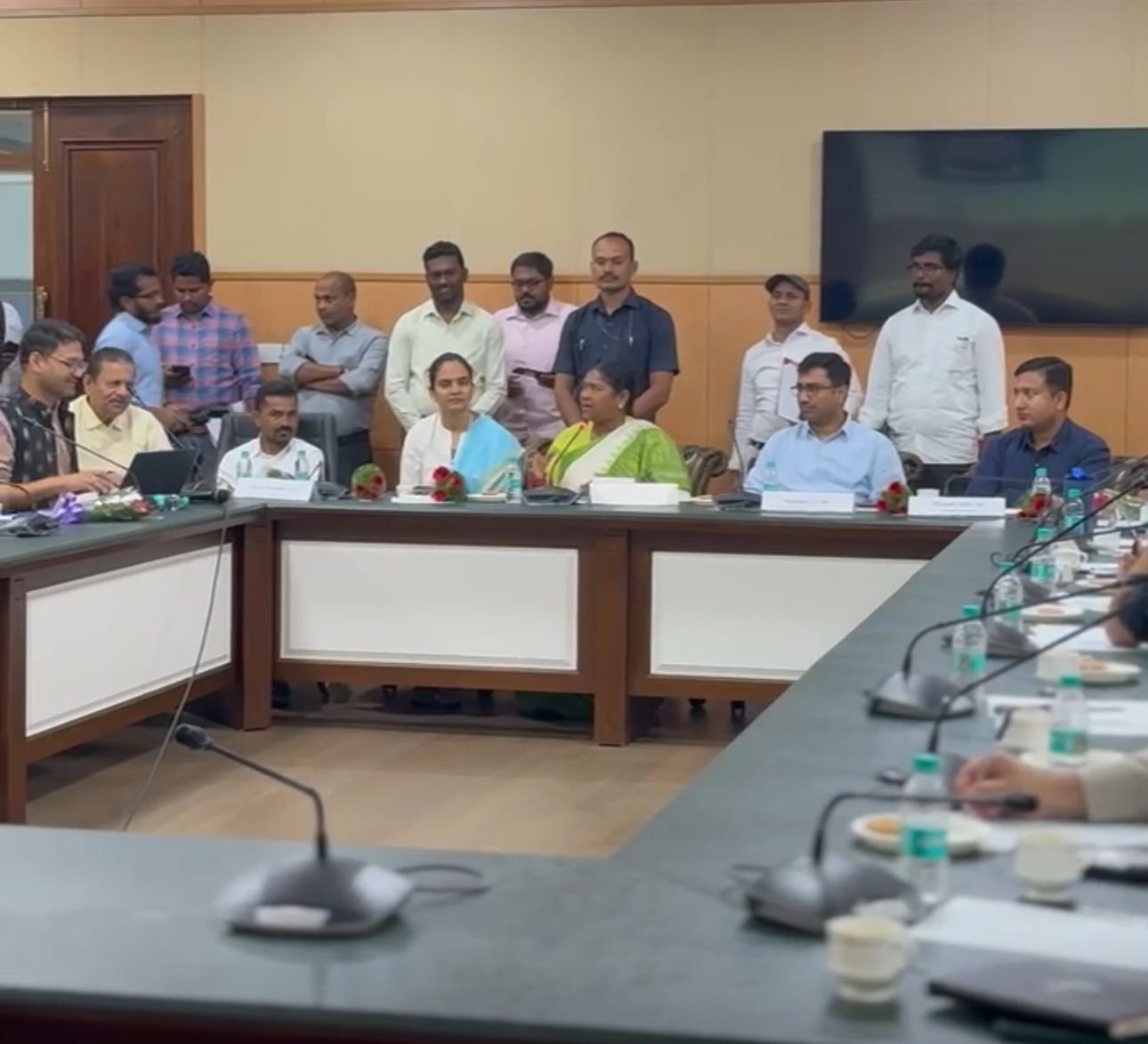 : వెనుకబడిన ప్రాంత అభివృద్ధి కోసం సమావేశంలో పాల్గొన్న మంత్రి సీతక్క, ఖానాపూర్ ఎమ్మెల్యే