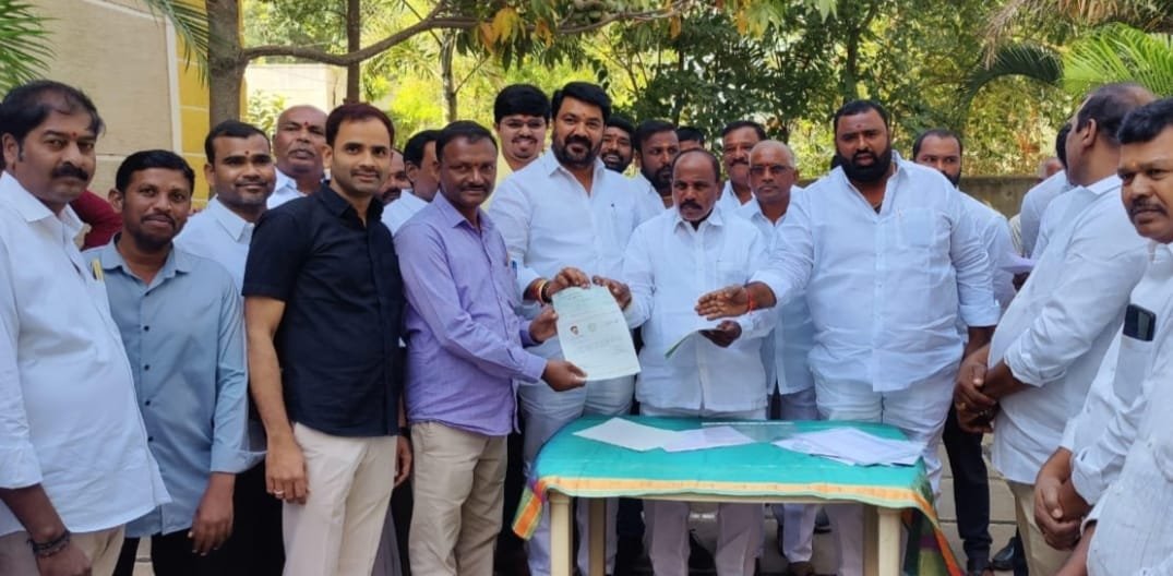 ముఖ్యమంత్రి సహాయనిధి చెక్కుల పంపిణీ