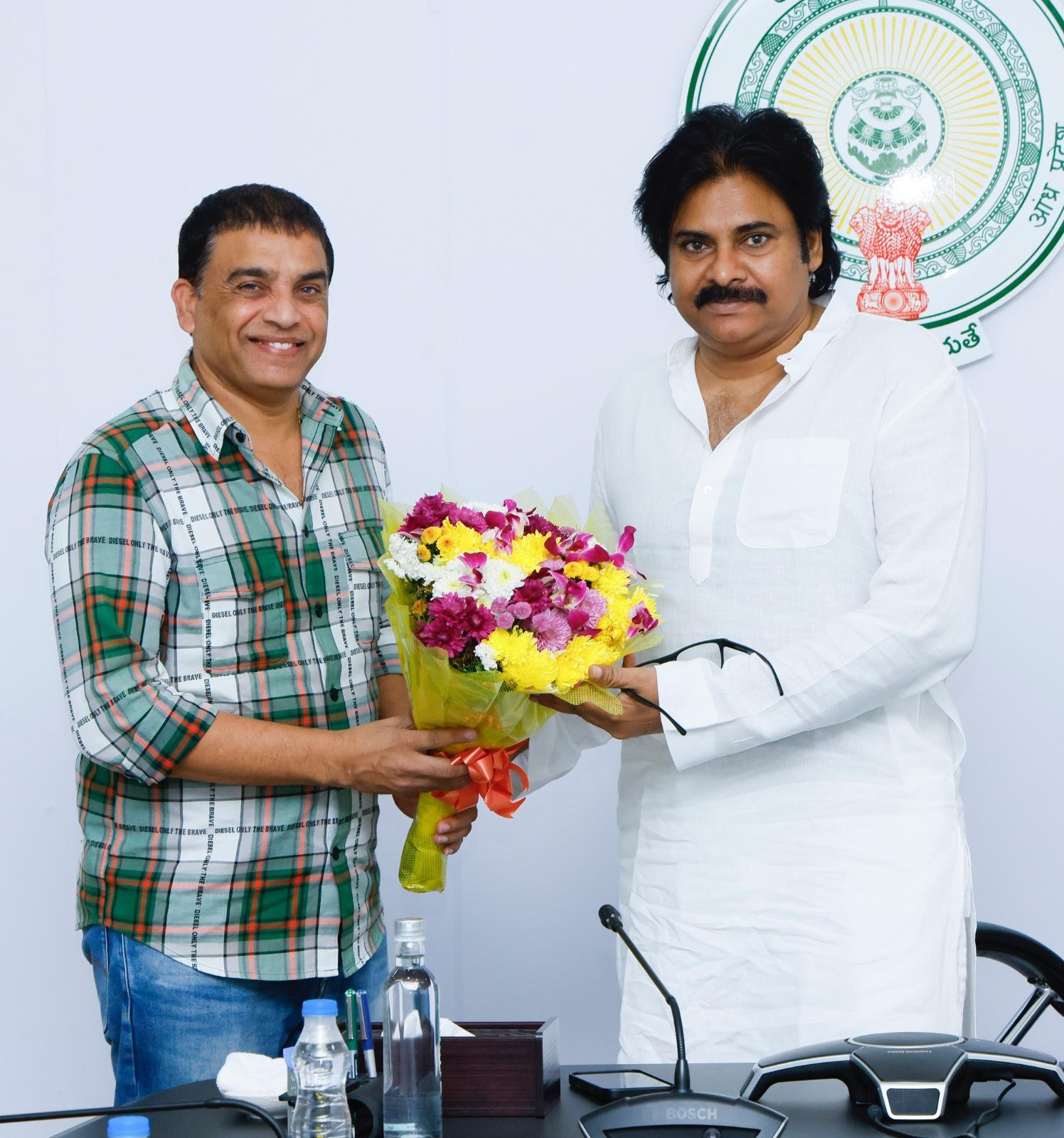 పవన్‌కల్యాణ్ దిల్ రాజ్ సమావేశం