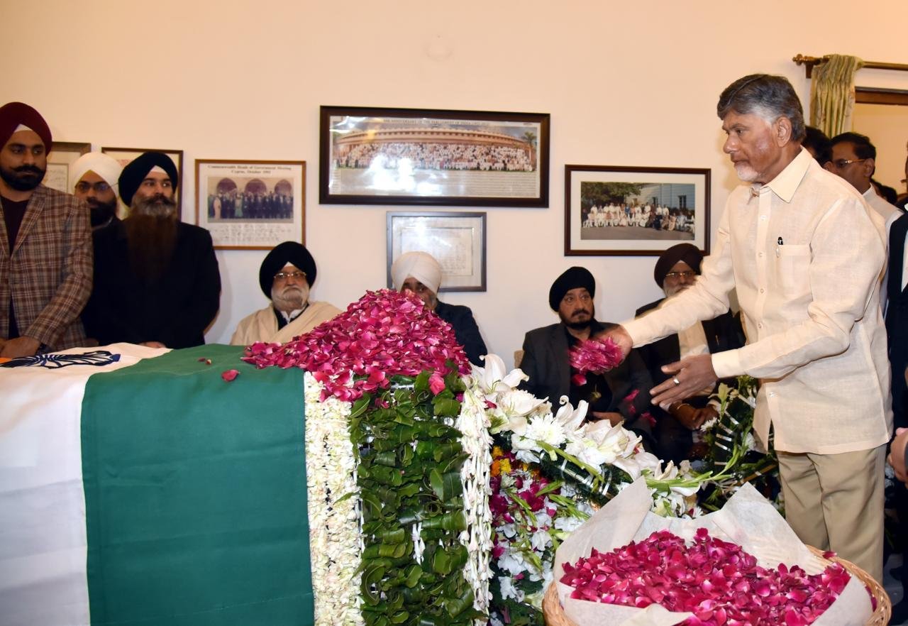 : CM Chandrababu Naidu paying tribute to Manmohan Singh in Delhi