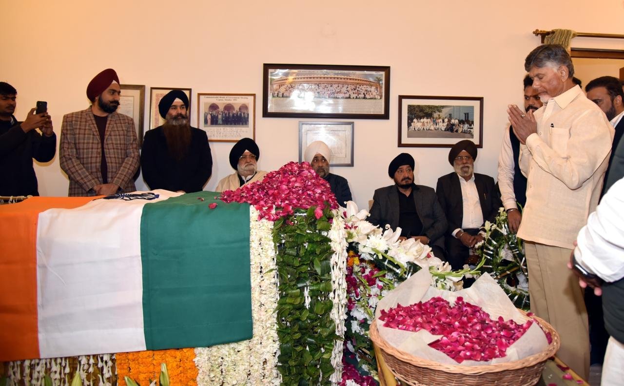 : CM Chandrababu Naidu paying tribute to Manmohan Singh in Delhi