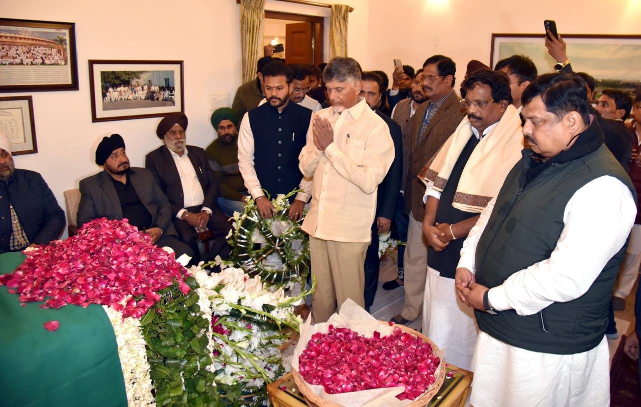 : CM Chandrababu Naidu paying tribute to Manmohan Singh in Delhi