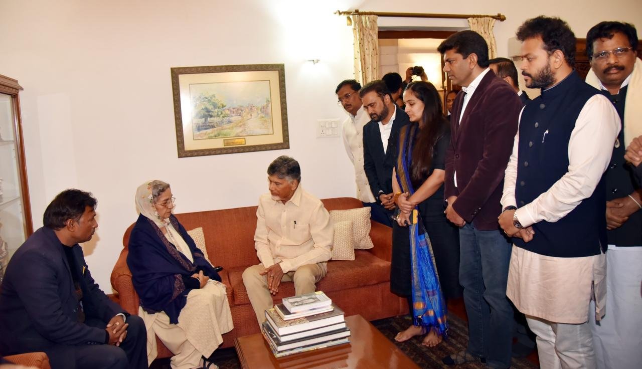 : CM Chandrababu Naidu paying tribute to Manmohan Singh in Delhi