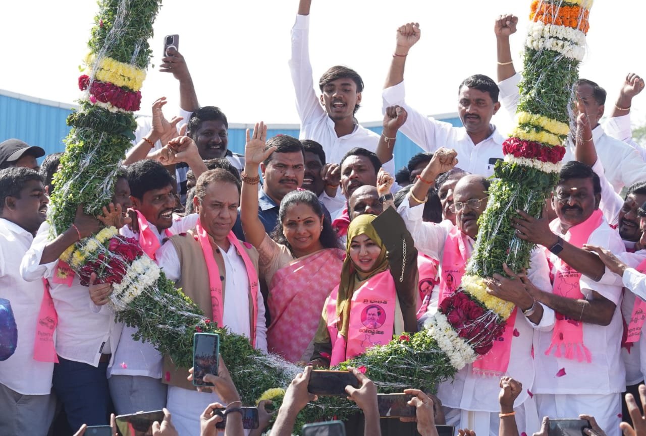 ఎమ్మెల్సీ కవితకు గజమాలతో స్వాగతం పలుకుతున్న బీఆర్ఎస్ నాయకులు.