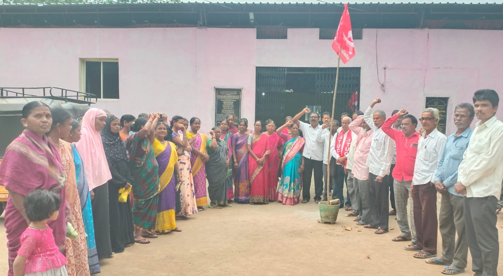 టి యు సి ఐ రాష్ట్ర అధ్యక్షులు వనమాల కృష్ణ మహాసభలో ప్రసంగిస్తున్న దృశ్యం.