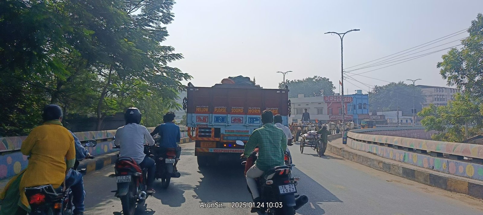 మధిర లో ఎడ్లబండ్ల ఇసుక అక్రమ రవాణా తో ప్రజా రవాణాకు అంతరాయం...