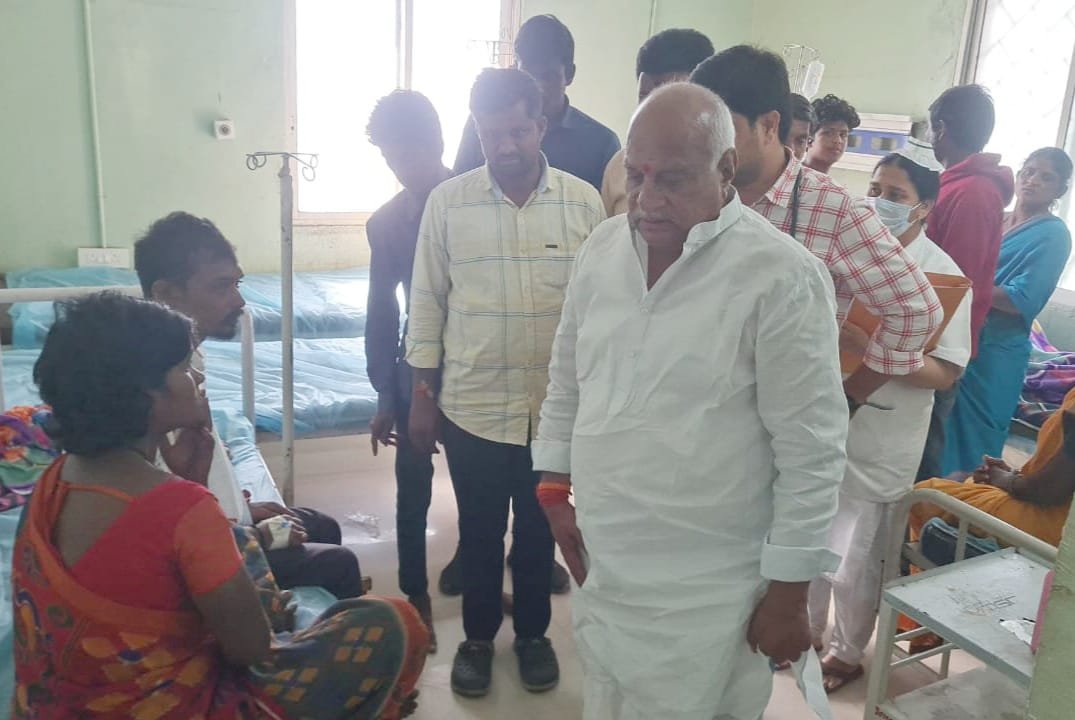 MLA Pawar Ramarao Patel visiting accident victims at Bhainsa Area Hospital