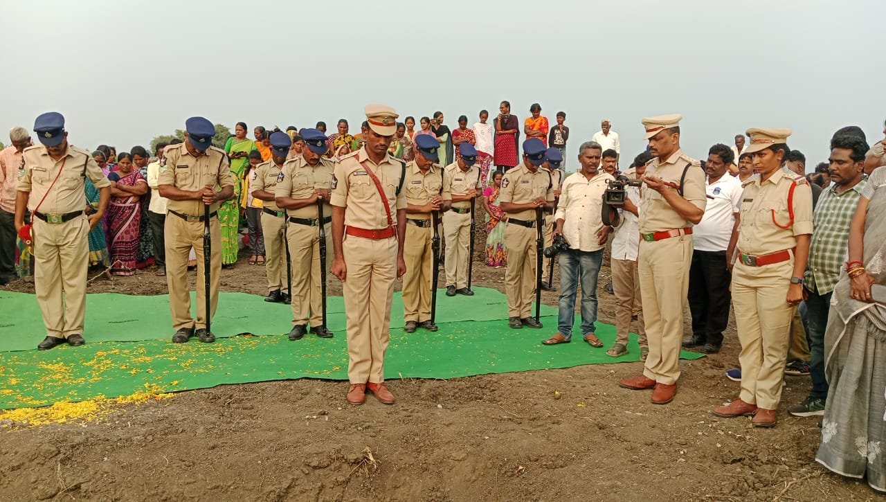 డిఎస్పి మద్దులూరి రత్తయ్య పోలీసు లాంఛనాలతో అంత్యక్రియలు