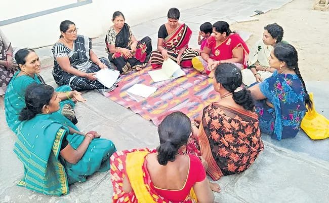 డ్వాక్రా మహిళల ఇళ్లపై సోలార్ రూఫ్‌టాప్ అమరిక దృశ్యం