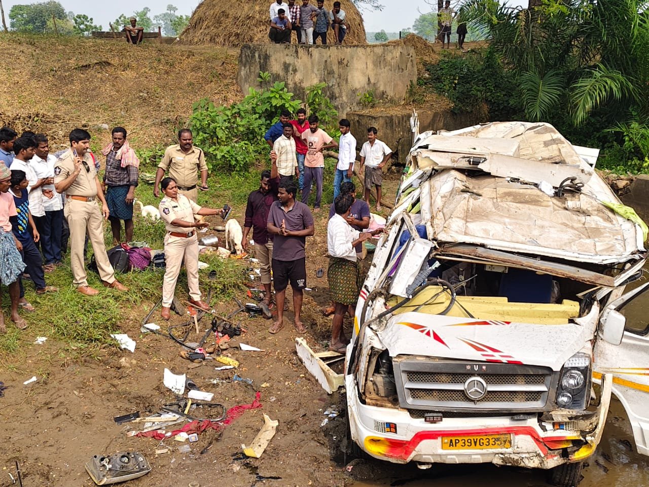 Tempo van accident Vommangi village