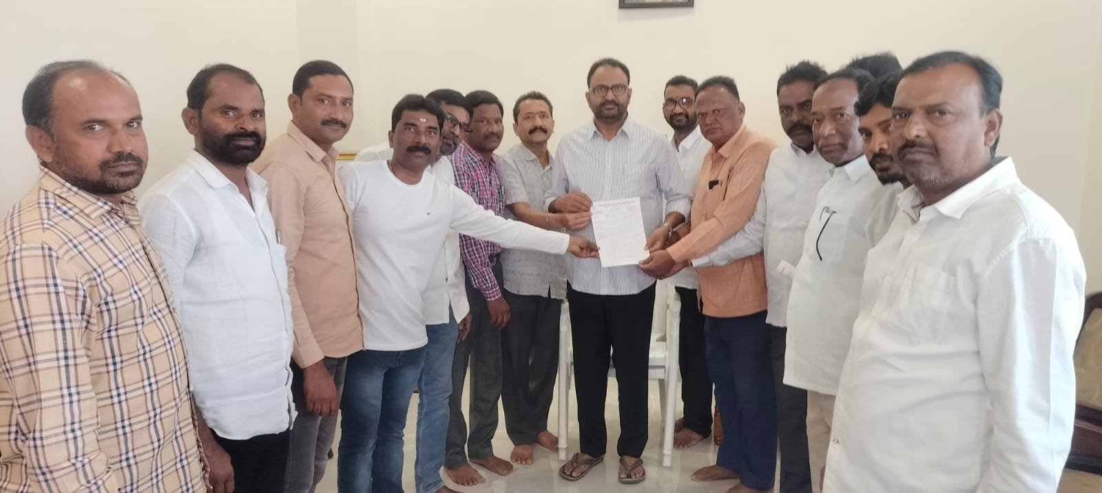 Bheeravelli Union leaders submit memorandum to Congress president