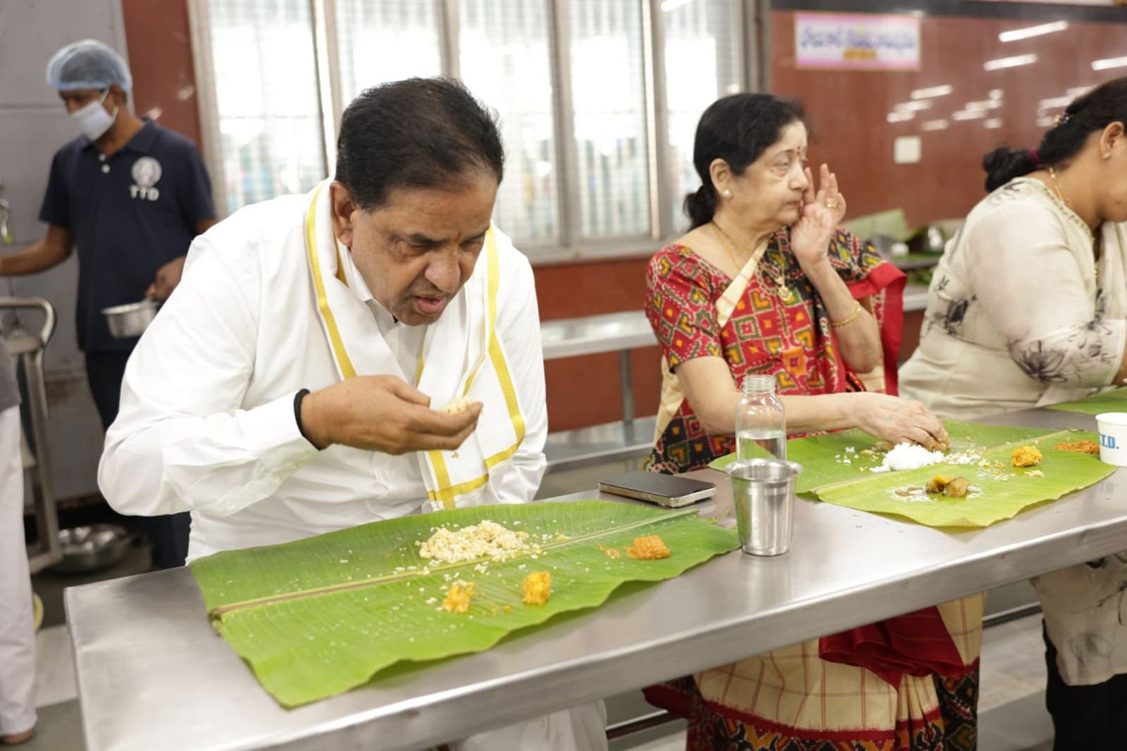 తిరుమలలో భక్తులతో టీటీడీ చైర్మన్ భోజనం