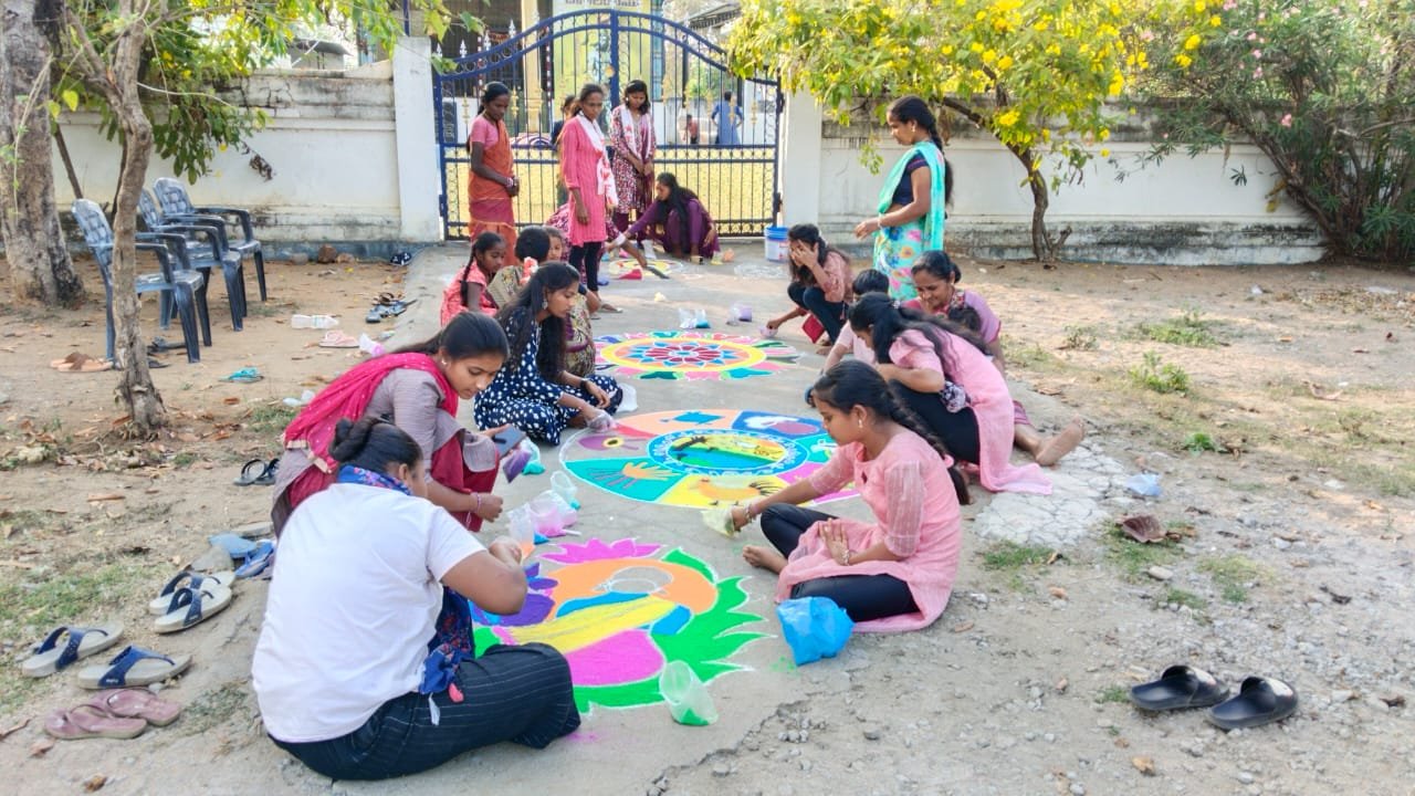 ముగ్గుల పోటీలు డివైఎఫ్ఐ మహిళా ప్రోత్సాహం