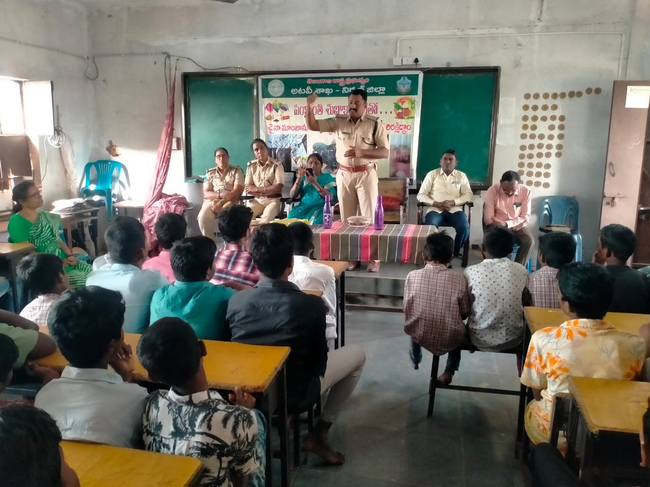 DYRO Nazir Khan addressing students on Chinese Manja dangers