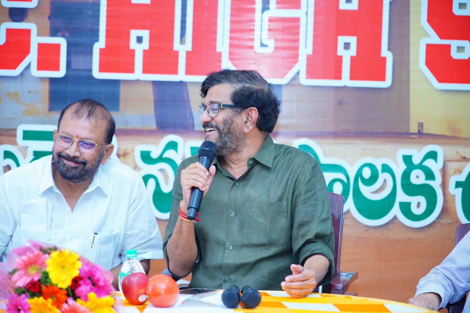 "ఆర్‌ఎస్‌ఆర్ హైస్కూల్ పూర్వ విద్యార్థుల సమావేశంలో పాల్గొన్న ఎమ్మెల్యే సోమిరెడ్డి చంద్రమోహన్ రెడ్డి"