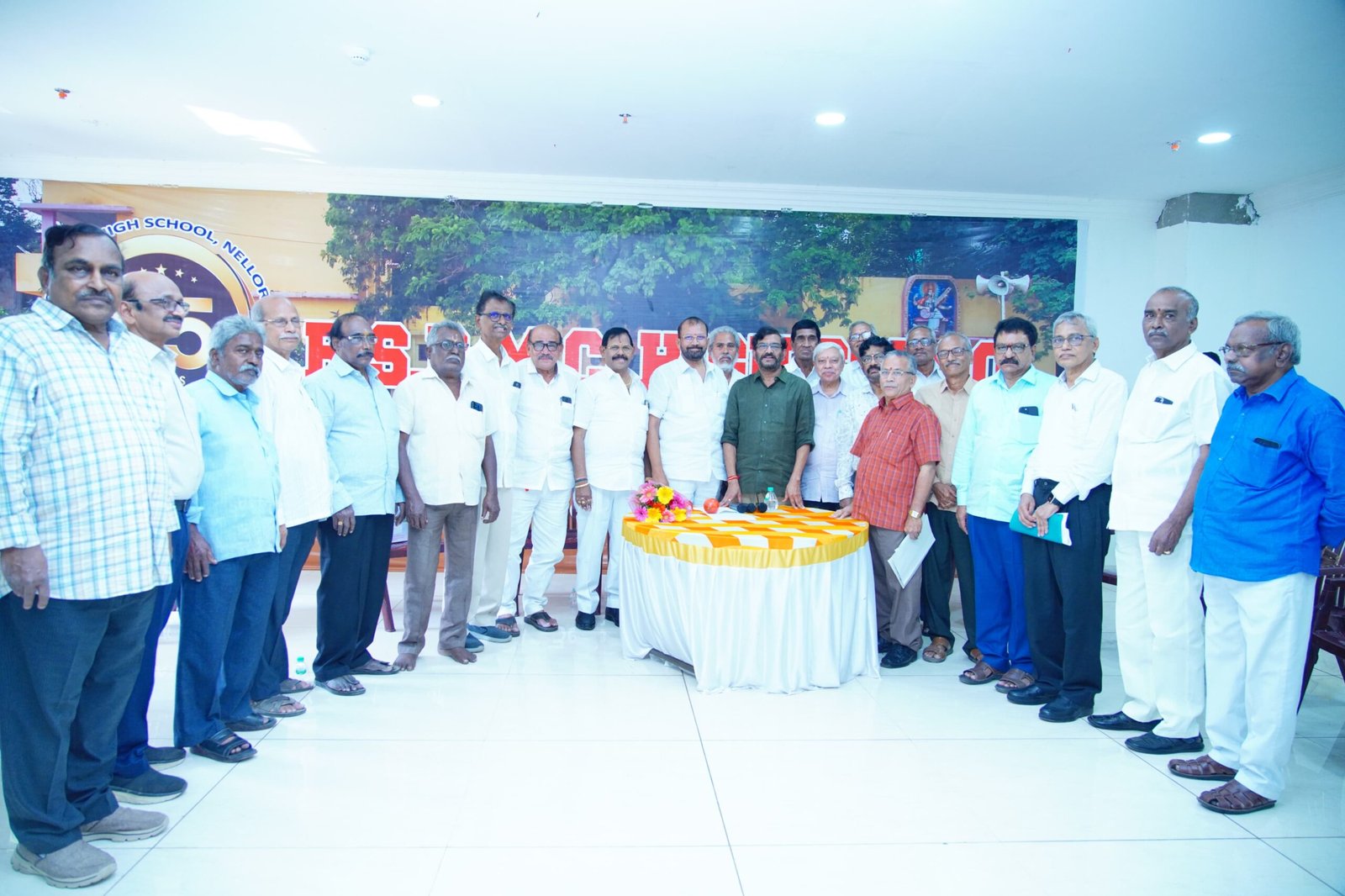 "ఆర్‌ఎస్‌ఆర్ హైస్కూల్ పూర్వ విద్యార్థుల సమావేశంలో పాల్గొన్న ఎమ్మెల్యే సోమిరెడ్డి చంద్రమోహన్ రెడ్డి"
