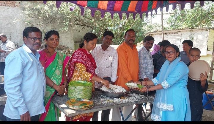 నిజామాబాద్ మైసమ్మ పోచమ్మ ఆలయంలో మహా అన్నదానం సందర్భంగా భక్తులకు భోజనం అందిస్తున్న volunteers