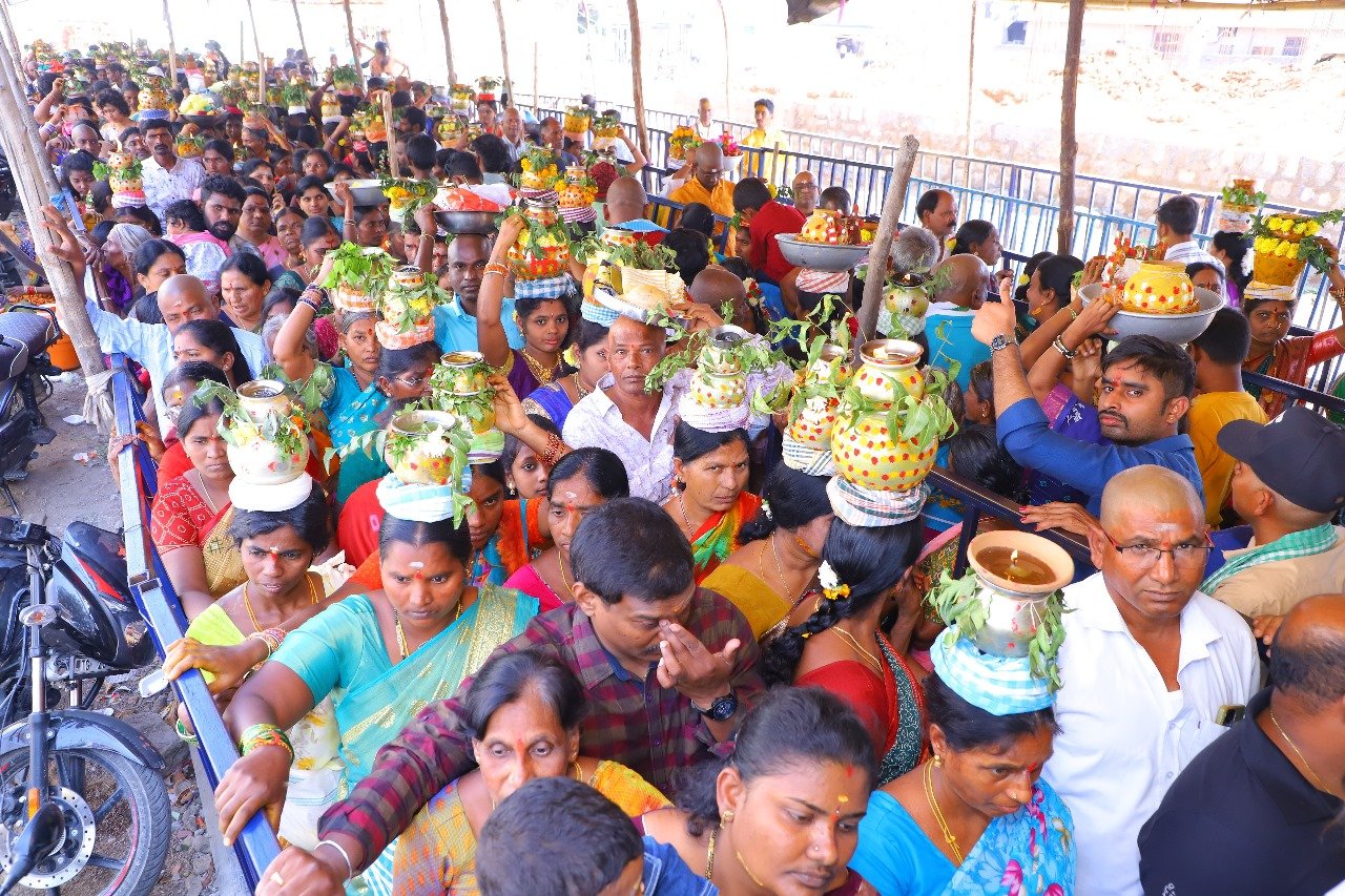 Baddi-Pochamma-Temple-Devotees-Rush