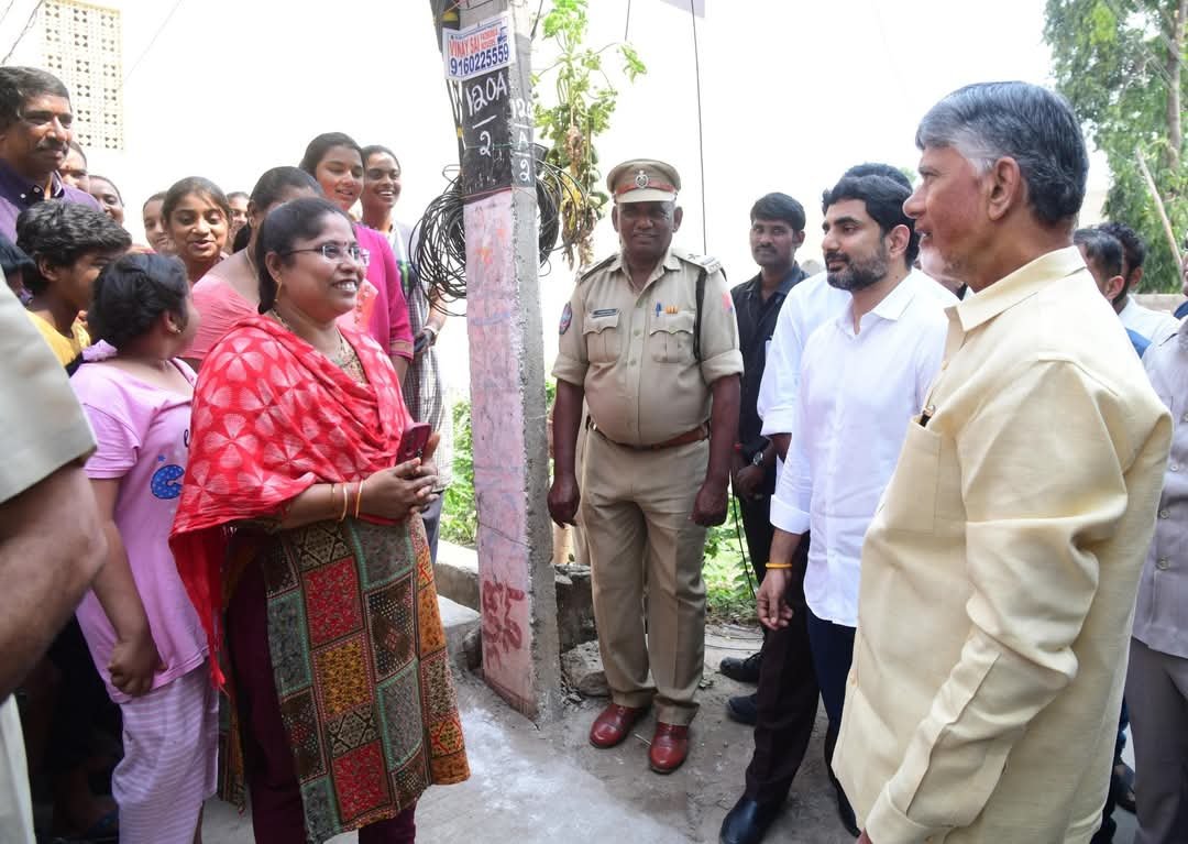 ఉండవల్లిలో ఓటు హక్కు వినియోగించుకుంటున్న చంద్రబాబు, నారా లోకేష్